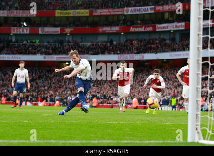 Londra, Regno Unito. 2° dic, 2018. Tottenham Hotspur Harry Kane (2 L) punteggi 2° al traguardo dalla pena spot durante la Premier League inglese match tra di Arsenal e Tottenham Hotspur presso l'Emirates Stadium di Londra, Gran Bretagna il 2 dicembre, 2018. Arsenal vince 4-2. Credito: Matteo Impey/Xinhua/Alamy Live News Foto Stock