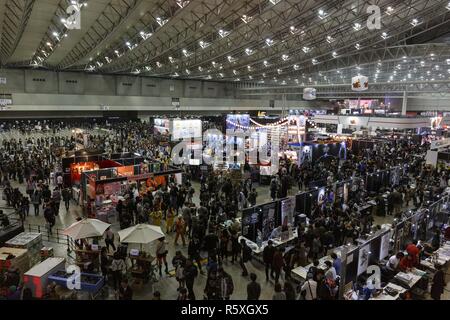 Chiba, Giappone. 2° dic, 2018. I visitatori si radunano durante il Tokyo Comic Con 2018 a Makuhari Messe International Exhibition Hall di Chiba. Gli organizzatori si aspettano circa 50.000 visitatori durante la terza edizione annuale del fumetto di Tokyo con il quale si svolge dal 30 novembre al 2 dicembre. Credito: Rodrigo Reyes Marin/ZUMA filo/Alamy Live News Foto Stock