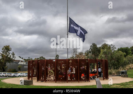 Centro Eureka, Ballarat, Victoria, Australia. 3 Dic 2018. Bandiera di Eureka a metà il montante nel corso della cerimonia di credito: Brett keating/Alamy Live News Foto Stock