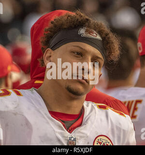 Oakland, la California, Stati Uniti d'America. 2° dic, 2018. Kansas City Chiefs quarterback Patrick Mahomes (15) Domenica, Dicembre 2, 2018 a Oakland-Alameda County Coliseum a Oakland, in California. I capi sconfitti i raider 40-33. Credito: Al di Golub/ZUMA filo/Alamy Live News Foto Stock