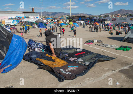 Tijuana, Messico. 2 dicembre 2018 - Aslyum cercatore dal '"migranti caravan'' asciuga abiti al di sopra di un tetto in El Barretal, il nuovo rifugio in Tijuana, Messico il 2 dicembre 2018. El Barretal, situato a pochi chilometri dal confine, è stata designata come luogo di rifugio per gli americani centrale. Il numero dei migranti è oltre mille e salita al camp. Credito: Vito Di Stefano/ZUMA filo/Alamy Live News Foto Stock