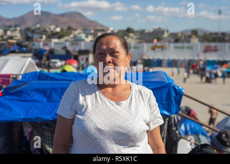 Tijuana, Messico. 2 dicembre 2018 - Ritratto di Aslyum cercatore, Ana da El Salvasor, dal '"migranti caravan'' sulla parte superiore di un tetto in El Barretal, il nuovo rifugio in Tijuana, Messico il 2 dicembre 2018. El Barretall, situato a pochi chilometri dal confine, è stata designata come luogo di rifugio per gli americani centrale. Il numero dei migranti è oltre mille e salita al camp. Credito: Vito Di Stefano/ZUMA filo/Alamy Live News Foto Stock