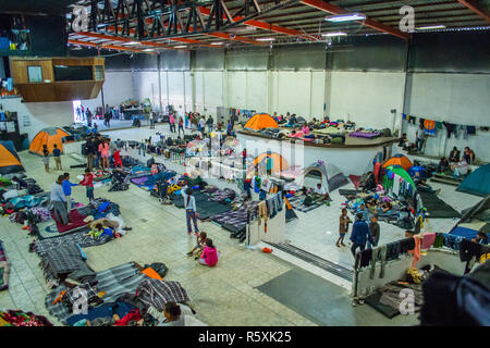 Tijuana, Messico. 2 dicembre 2018 - Aslyum asilo dal '"migranti caravan'' sistemarvi in El Barretal, il nuovo rifugio di fortuna in Tijuana, Messico il 2 dicembre 2018. Ci sono circa 300-500 bambini e famiglie attualmente all'interno dell'edificio principale sul sito. El Barretal, è un dancel hall/spazio eventi e si trova a pochi chilometri dal confine, è stata designata come luogo di rifugio per gli americani centrale. Il numero dei migranti è oltre mille e salita al camp. Credito: Vito Di Stefano/ZUMA filo/Alamy Live News Foto Stock