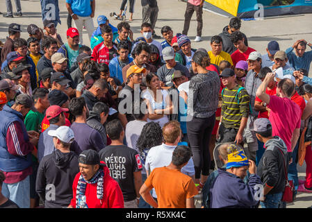 Tijuana, Messico. 2 dicembre 2018 - Aslyum asilo dal '"migranti caravan'' ascoltare un representive da El otro lado, un'' bi-nazionale, diretta di servizi legali organizzazione che serve indigente deportati, i migranti e i rifugiati'' in El Barretal, il nuovo rifugio di fortuna in Tijuana, Messico il 2 dicembre 2018. La presentazione è stato dare una descrizione su come eseguire correttamente cercano aslyum. Credito: Vito Di Stefano/ZUMA filo/Alamy Live News Foto Stock