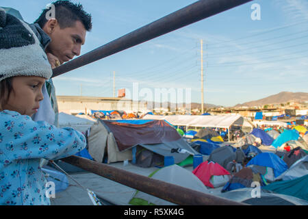 Tijuana, Messico. 2 dicembre 2018 - Due aslyum asilo da Honduras, di età compresa tra 5 e 30, e la '"migranti Caravan " check out il camp a El Barretal, il nuovo rifugio in Tijuana, Messico il 2 dicembre 2018. El Barretal, di una sala da ballo e spazi per eventi e trova nel Mariano Matamoros sezione di Tijuana, è stata designata come luogo di rifugio per gli americani centrale. Il numero dei migranti è oltre mille e salita al camp. Credito: Vito Di Stefano/ZUMA filo/Alamy Live News Foto Stock