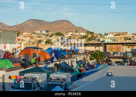 Tijuana, Messico. 2 dicembre 2018 - Aslyum asilo dal '"migranti caravan'' impostare tende sui tetti e sui motivi di El Barretal, il nuovo rifugio in Tijuana, Messico il 2 dicembre 2018. El Barretal, di una sala da ballo e spazi per eventi e trova nel Mariano Matamoros sezione di Tijuana, è stata designata come luogo di rifugio per gli americani centrale. Il numero dei migranti è oltre mille e salita al camp. Credito: Vito Di Stefano/ZUMA filo/Alamy Live News Foto Stock