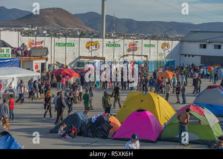 Tijuana, Messico. 2 dicembre 2018 - Aslyum asilo dal '"migranti caravan'' attendere in linea per le forniture provenienti da donazioni di El Barretal, il nuovo rifugio in Tijuana, Messico il 2 dicembre 2018. El Barretal, di una sala da ballo e spazi per eventi e trova nel Mariano Matamoros sezione di Tijuana, è stata designata come luogo di rifugio per gli americani centrale. Il numero dei migranti è oltre mille e salita al camp. Credito: Vito Di Stefano/ZUMA filo/Alamy Live News Foto Stock