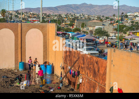 Tijuana, Messico. 2 dicembre 2018 - Aslyum asilo dal '"migranti caravan'' lavare e asciugare i vestiti a El Barretal, il nuovo rifugio in Tijuana, Messico il 2 dicembre 2018. El Barretal, di una sala da ballo e spazi per eventi e trova nel Mariano Matamoros sezione di Tijuana, è stata designata come luogo di rifugio per gli americani centrale. Il numero dei migranti è oltre mille e salita al camp. Credito: Vito Di Stefano/ZUMA filo/Alamy Live News Foto Stock