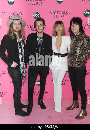 New York, Stati Uniti d'America. 2° dic 2018. I puntoni assiste segreto della Victoria la visualizzazione delle Parti a Primavera Studios il 2 dicembre 2018 nella città di New York. Credit John Palmer/ MediaPunch Credito: MediaPunch Inc/Alamy Live News Foto Stock