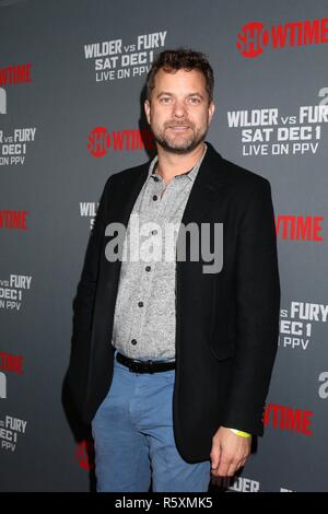 Los Angeles, CA, Stati Uniti d'America. 1 dicembre, 2018. Joshua Jackson presso gli arrivi per VIP Party Red Carpet per il World Heavyweight Championship lotta Wilder vs. furia, Staples Center di Los Angeles, CA 1 dicembre 2018. Credito: Priscilla concedere/Everett raccolta/Alamy Live News Foto Stock