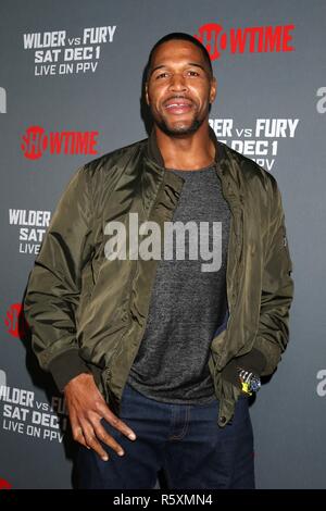 Los Angeles, CA, Stati Uniti d'America. 1 dicembre, 2018. Michael Strahan presso gli arrivi per VIP Party Red Carpet per il World Heavyweight Championship lotta Wilder vs. furia, Staples Center di Los Angeles, CA 1 dicembre 2018. Credito: Priscilla concedere/Everett raccolta/Alamy Live News Foto Stock