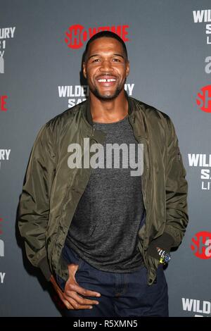 Los Angeles, CA, Stati Uniti d'America. 1 dicembre, 2018. Michael Strahan presso gli arrivi per VIP Party Red Carpet per il World Heavyweight Championship lotta Wilder vs. furia, Staples Center di Los Angeles, CA 1 dicembre 2018. Credito: Priscilla concedere/Everett raccolta/Alamy Live News Foto Stock