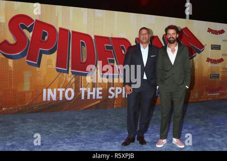 Los Angeles, CA, Stati Uniti d'America. 1 dicembre, 2018. Peter Ramsey, Bob Persichetti presso gli arrivi di SPIDER-MAN: IN SPIDER-versetto Premiere, Regency Village Theatre - Westwood, Los Angeles, CA 1 dicembre 2018. Credito: Priscilla concedere/Everett raccolta/Alamy Live News Foto Stock