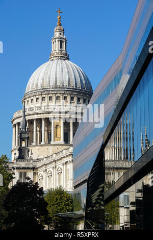 St Paul's Cathedral e un edificio di New Change a Londra, Inghilterra, Regno Unito Foto Stock