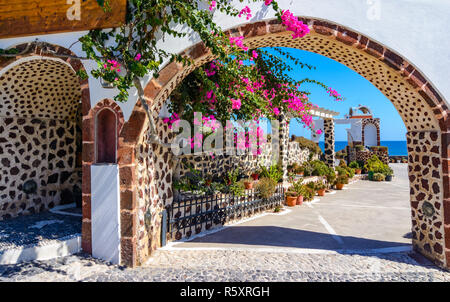 Isola di Santorini, Grecia. Tradizionale e famosa architettura greca sulla Caldera, il Mare Egeo Foto Stock