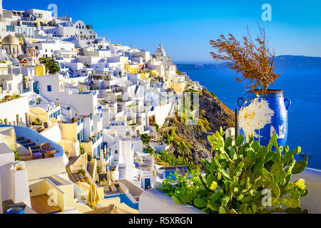 Fira, Santorini Island, Grecia. Tradizionali e celebri case bianco sopra la Caldera, mare Egeo Foto Stock