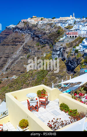 Fira, Santorini Island, Grecia. Tradizionali e celebri case bianco sopra la Caldera, mare Egeo Foto Stock