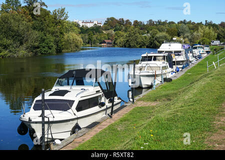 Barche e yacht ormeggiato sul fiume Tamigi in Hurley, Berkshire, Inghilterra Regno Unito Regno Unito Foto Stock
