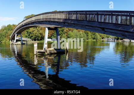 Passerella in legno vicino tempio Lock sul Fiume Tamigi, England Regno Unito Regno Unito Foto Stock