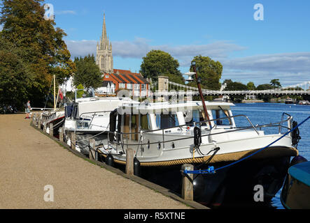 Il fiume Tamigi in Marlow con sospensione di Marlow Bridge in background, Buckinghamshire, Inghilterra Regno Unito Regno Unito Foto Stock
