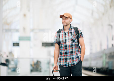 Uomo turistico backpacker di viaggiare alla stazione ferroviaria Foto Stock