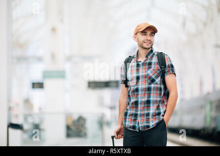 Uomo turistico backpacker di viaggiare alla stazione ferroviaria Foto Stock