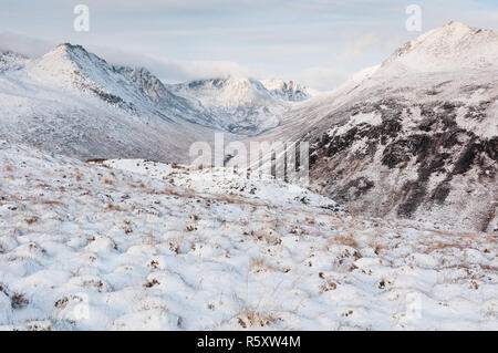 Gen Rosa e sulle montagne circostanti in inverno, Isle of Arran, Scozia Foto Stock