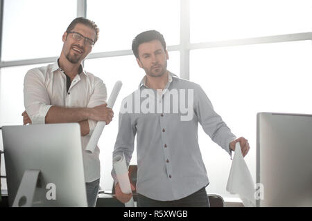 Due architetti di parlare mentre in piedi in un ufficio di progettazione Foto Stock