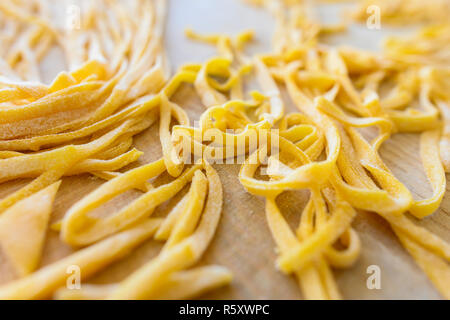 (Fuoco selettivo) pasta fresca denominata "Fettuccine all' fatta da uova fresche e di farina di grano duro. Foto Stock