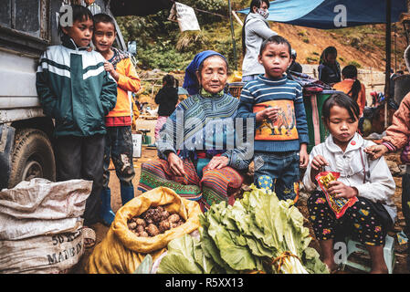 Scene dal mercato Can Cau nel nord di Vietnam Foto Stock