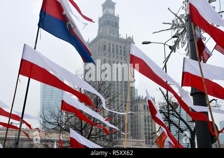 Bandiere polacche di fronte al palazzo della cultura e della scienza, giorno dell indipendenza nazionale marzo, 100° anniversario, Varsavia, 11 novembre, Polonia, 2018 Foto Stock