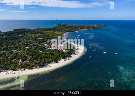Malapascua Island, Cebu, famosa per le sue immersioni subacquee con squali di trebbiatura. Foto Stock