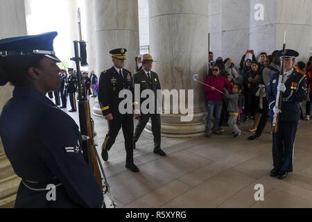 Stati Uniti Esercito il Mag. Gen. Bradley A. Becker, il comandante della forza congiunta Headquarters - Capitol nazionale Regione e U.S. Esercito Distretto Militare di Washington e Vice Sovrintendente dei Parchi Nazionali di Servizio per il National Mall e il Memorial Parks Michael Nash arrivare a partecipare a una corona che stabilisce una cerimonia in onore del Presidente Thomas Jefferson il compleanno presso il Jefferson Memorial a Washington D.C, aprile, 13, 2017. Foto Stock