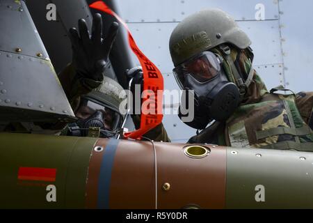 Stati Uniti Air Force Senior Airman Giordania Palomo, a sinistra, E DEGLI STATI UNITI Air Force Staff Sgt. Charles Horton, XXV Manutenzione aeromobili unità di carico di armamenti membri di equipaggio, fissare un GBU-12 Paveway II ad un A-10 Thunderbolt II durante il cinquantunesimo gruppo Manutenzione trimestrale della carico di armi crew concorrenza a Osan Air Base, Repubblica di Corea, il 14 aprile 2017. La parte superiore del carico di armi equipaggio dal venticinquesimo e 36th AMUs e il New Jersey Air National Guard 177th della manutenzione aeromobili squadrone gareggiato per vedere chi potrebbe braccio rispettivi aerei il più veloce, più efficiente e più sicura. Foto Stock