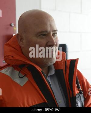 Sost. Tom MacArthur impara a vestirsi in marcia di protezione prima di arrivare in corso con un equipaggio composto da Stazione della Guardia Costiera Barnegat Light, New Jersey, per familiarizzare con lui della stazione area operativa e salvavita di routine, 14 aprile 2017. Foto Stock