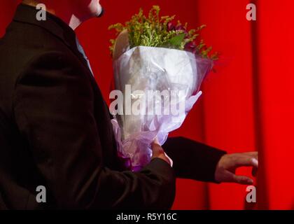 Una fase di mano trattiene i fiori per la madre di Jaclyn Mariano, superstite figlia della Air Force Master Sgt. Jude C. Mariano, durante la tragedia del programma di assistenza per i superstiti (TAPS) 2017 Guardia d'onore di Gala in Washington, D.C., 12 aprile 2017. La leadership award riconosce un individuo che ha preso la loro esperienza e dimostrato leadership outstandig a nome di altri sopravvissuti militare. Durante l'evento, l'associazione nazionale di pallacanestro e usa la pallacanestro sono stati aggiudicati inaugurale della comunità nazionale Partnership Award, ha presentato per il sostegno che hanno mostrato per la nazione militare di Foto Stock