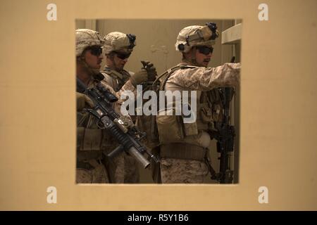 Inoltra una base operativa Gerber, Kuwait (14 aprile 2017) - USA Marines assegnato all India Co., 3° Battaglione, 6° Reggimento Marini, 24 Marine Expeditionary Unit (MEU), huddle dentro un piccolo composto prima di cancellazione diversi più piace mentre su una pattuglia durante il funzionamento in avanti (base) FOB trapani a portachiavi Gerber, 14 aprile. I marines sono in Kuwait per un supporto formazione evoluzione. Il ventiquattresimo MEU, parte di Bataan anfibio gruppo pronto, è distribuito negli Stati Uniti Quinta Flotta area di operazioni a sostegno della sicurezza marittima operazioni destinate a rassicurare gli alleati e partner e di preservare la libera Foto Stock