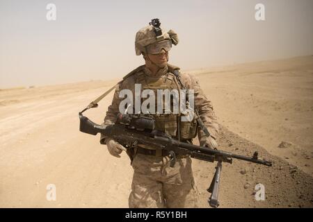 Inoltra una base operativa Gerber, Kuwait (15 aprile 2017)- U.S. Lancia Marine Cpl. Brendan VanDalinda di Winthrop, Massachusetts, una macchina gunner assegnato al chilo Co., 3° Battaglione, 6° Reggimento Marini, 24 Marine Expeditionary Unit (MEU), si sposta con la sua squadra durante una pattuglia di contatto durante il funzionamento in avanti (base) FOB trapani fuori portachiavi Gerber, 15 aprile. I marines sono in Kuwait per un supporto formazione evoluzione. Il ventiquattresimo MEU, parte di Bataan anfibio gruppo pronto, è distribuito negli Stati Uniti Quinta Flotta area di operazioni a sostegno della sicurezza marittima operazioni destinate a rassicurare tutti Foto Stock
