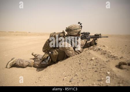 Inoltra una base operativa Gerber, Kuwait (15 aprile 2017)- U.S. Lancia Marine Cpl. Dylan Emmett, una mitragliatrice team leader assegnato al chilo Co., 3° Battaglione, 6° Reggimento Marini, 24 Marine Expeditionary Unit (MEU), fornisce la sicurezza mentre su una pattuglia di contatto durante il funzionamento in avanti (base) FOB trapani fuori portachiavi Gerber, 15 aprile. I marines sono in Kuwait per un supporto formazione evoluzione. Il ventiquattresimo MEU, parte di Bataan anfibio gruppo pronto, è distribuito negli Stati Uniti Quinta Flotta area di operazioni a sostegno della sicurezza marittima operazioni destinate a rassicurare gli alleati e partner e preser Foto Stock