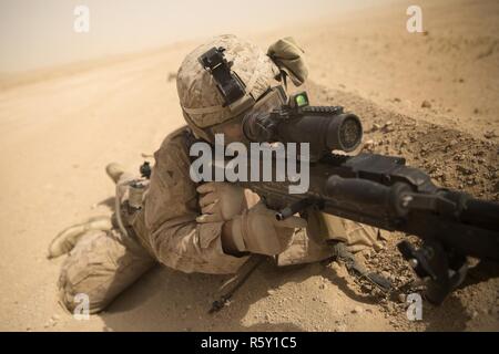 Inoltra una base operativa Gerber, Kuwait (15 aprile 2017)- U.S. Lancia Marine Cpl. Brendan VanDalinda, una macchina gunner assegnato al chilo Co., 3° Battaglione, 6° Reggimento Marini, 24 Marine Expeditionary Unit, fornisce la sicurezza mentre su una pattuglia di contatto durante il funzionamento in avanti le punte di base al di fuori del portachiavi Gerber, Kuwait Aprile 15. I marines sono in Kuwait per un supporto formazione evoluzione. Il ventiquattresimo MEU è attualmente implementato con Bataan anfibio gruppo pronto a sostegno della sicurezza marittima operazioni destinate a rassicurare gli alleati e partner e preservare la libertà di navigazione e il flusso libero o Foto Stock