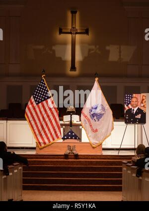 Un monumento commemorativo dedicato per il Mag. Gen. Francisco A. Espaillat è visualizzato sull'altare al primo Regno Chiesa Metodista di Oviedo, Fla., 14 aprile 2017. Espaillat, chi è stato promosso a maggiore generale 27 Marzo e selezionato per servire come il capo del personale per gli Stati Uniti La riserva di esercito Comando, crollato il 7 aprile durante la conduzione di personal training fisico a Ft. Bragg, N.C. Egli si era affrettato a Womack Army Medical Center dove è stato dichiarato morto dal centro di medici più tardi quella mattina. Espaillat's 35 anni di carriera militare ha cominciato in 1982, quando ha guadagnato la sua commissione come secondo tenente attraverso la Georgia Foto Stock