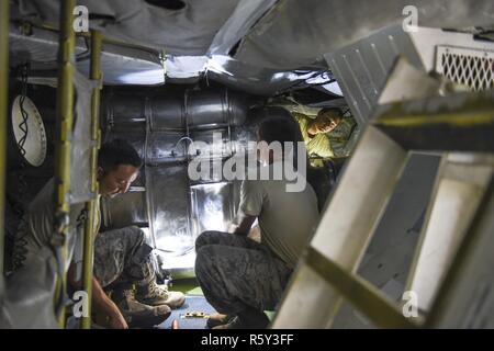 Stati Uniti Air Force aviatori assegnati al 116aria ala di controllo (ACW), Georgia Air National Guard e 461st ACW, lavorano insieme per la rimozione e la riparazione di pannelli dall'unità di alimentazione ausiliaria (APU) su un E-8C comune di stelle per preparare l'APU per ispezione a Robins Air Force Base, Ga., 20 aprile 2017. Team aerei JSTARS manutentori dal 116ACW, Georgia Air National Guard e il servizio attivo 461st ACW sono responsabili per il mantenimento e il mondo solo E-8C comune di stelle flotta. Con più di 125.000 combattere ore di volo, aviatori volare su aeromobili con equipaggio forniscono joint airborne, di comando e di controllo Foto Stock