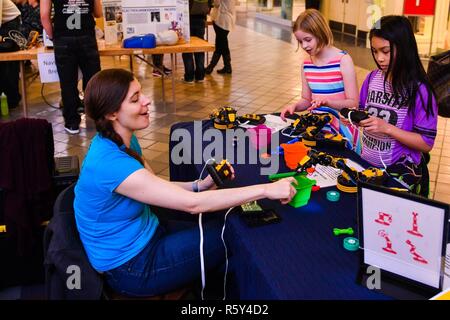 SILVERDALE, nello Stato di Washington (22 aprile 2017) Valerie Johnson, specialista di istruzione per la Naval Undersea Museum-Keyport insegna ai bambini la robotica a annuale di West audio vetrina dello stelo al Kitsap Mall. Ogni anno la vetrina presenta la scienza, tecnologia, ingegneria e matematica (gambo) principi in un divertente e interattivo evento. La vetrina incluso più di 60 cabine, ospitato da decine di organizzazioni di area, presentazione di attività pratiche per impegnare i giovani di tutte le età. Foto Stock