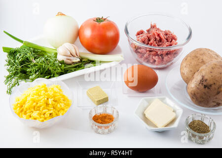 Fasi di preparazione del tradizionale piatto colombiano chiamato patate ripiene: ingredienti per preparare colombiano Patate ripiene Foto Stock