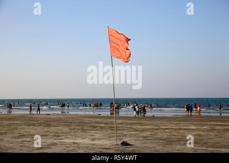 La bandiera rossa sul mare spiaggia di Saint Martin isola durante la bassa marea. Cox's Bazar, Bangladesh. Foto Stock