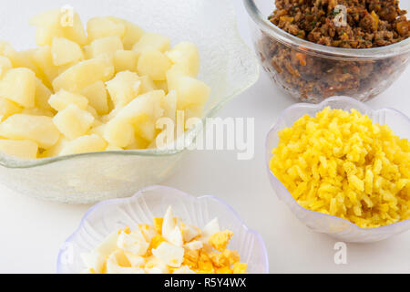 Fasi di preparazione del tradizionale piatto colombiano chiamato patate ripiene: ingredienti cotti per preparare colombiano Patate ripiene Foto Stock