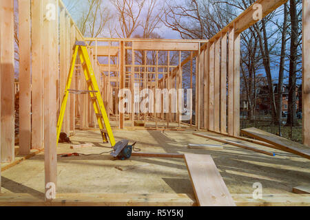 Casa con struttura in legno, di nuova costruzione con tetto in legno di costruzione di casa il framing Foto Stock