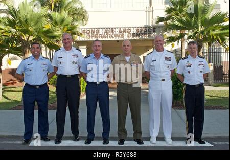 Stati Uniti Pacifico Comando comandanti componente posano per una foto di gruppo durante la terza componente annuale Warfighter colloqui nella parte anteriore dei conti nella 613 a Centro per le operazioni aeree (AOC) in corrispondenza della giunzione base Harbor-Hickam perla, Hawaii, 24 aprile 2017. Le discussioni agevolate concentrarsi sul futuro del combattimento nel Pacifico. In un cambiare drasticamente PACOM teatro delle operazioni, le comunicazioni attraverso la forza congiunta è indispensabile integrare la capacità di tutte le componenti sotto i conti nella 613 a AOC integrazione congiunta e multi-domain di comando e controllo per gestire in modo efficiente la sicurezza e la stabilità nella Indo-Asia-Paci Foto Stock