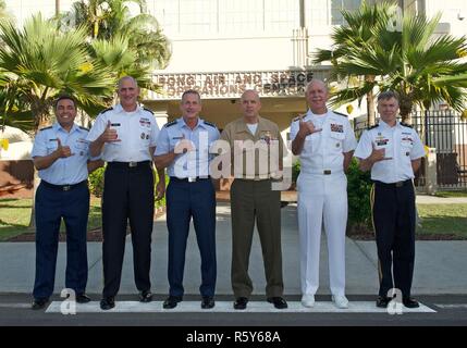 Stati Uniti Pacifico Comando comandanti componente posano per una foto di gruppo durante la terza componente annuale Warfighter colloqui nella parte anteriore dei conti nella 613 a Centro per le operazioni aeree (AOC) in corrispondenza della giunzione base Harbor-Hickam perla, Hawaii, 24 aprile 2017. Le discussioni agevolate concentrarsi sul futuro del combattimento nel Pacifico. In un cambiare drasticamente PACOM teatro delle operazioni, le comunicazioni attraverso la forza congiunta è indispensabile integrare la capacità di tutte le componenti sotto i conti nella 613 a AOC integrazione congiunta e multi-domain di comando e controllo per gestire in modo efficiente la sicurezza e la stabilità nella Indo-Asia-Paci Foto Stock