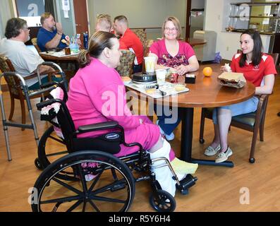 MADISON, Wisconsin, (22 aprile 2017) - University of Wisconsin-Madison riserva navale addestramento ufficiali Corps (NROTC) Guardiamarina di prima classe Dominique Bowers (a destra), 21, dalla baia di storione, Wisconsin, i colloqui con la U. S. Air Force veterano Senior Airman Kristine Spivey durante il pranzo presso il William S. Middleton veterani qui in ospedale, 22 aprile. Più di 60 aspiranti guardiamarina visitato con di degenza e ambulatoriali e veterinari hanno contribuito con un giorno di terra cleanup dei motivi dell'ospedale. Spivey servita nella Air Force dal 1992 al 1997. Foto Stock